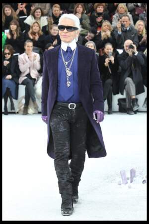 Karl Lagerfeld en gabardine pourpre et mitaines coordonnées, au défilé Chanel en 2012 à Paris
