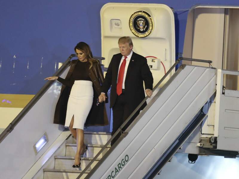 Melania Trump élégante en jupe fendue pour son arrivée en Argentine