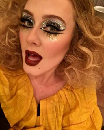 La chanteuse Adele, en clown version glamour