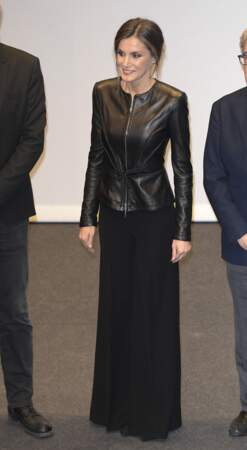 En veste en cuir cintrée et moulante, Letizia d'Espagne casse le côté sexy de son haut avec un pantalon très large.
