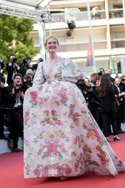 Elle Fanning en robe Valentino lors de la montée des marches du film "Les Misérables" le 15 mai 2019