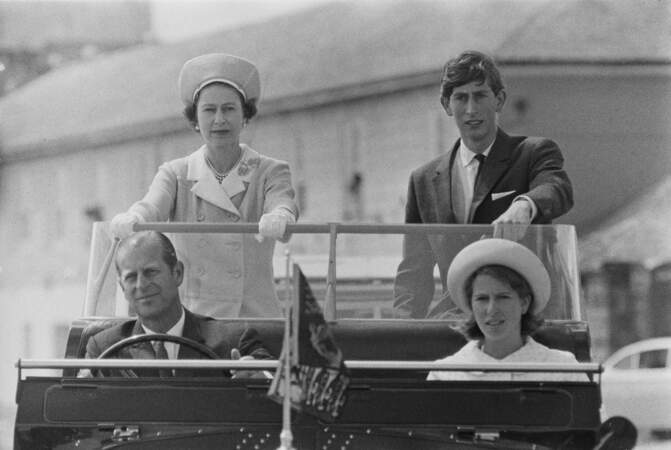 Elizabeth II avec Philip, Charles et Anne, lors d'un voyage sur les Îles Scilly, en 1967.