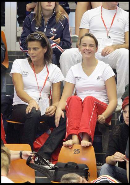 La princesse Stéphanie et sa fille Pauline, qui participe aux championnats du monde juniors de plongeon, en 2008