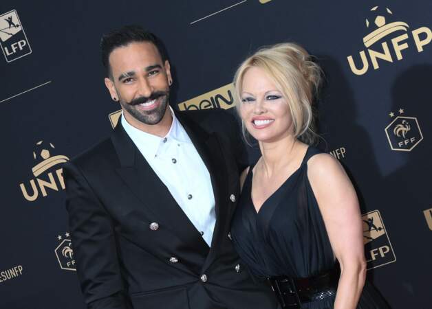 Très souriants, Pamela Anderson et Adil Rami ont fait sensation à leur arrivée au Pavillon d'Armenonville