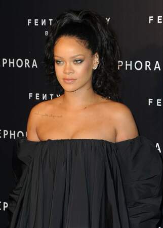 Rihanna et son regard vert azur à Paris