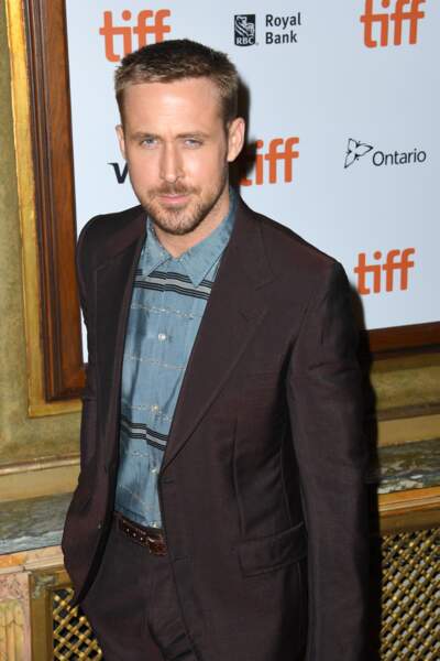 Coupe de cheveux impeccable, costume original et raffiné : l'acteur Ryan Gosling a-t-il changé quelque chose ?