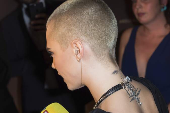 Avec ses tatouages et sa tête rasée, Cara Delevingne cultivait son look gothique chic.