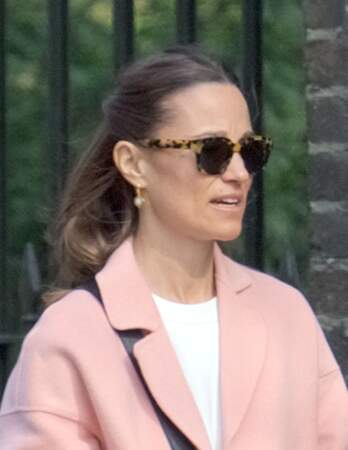 Pippa Middleton portait des lunettes de soleil avec une monture écaille très tendance