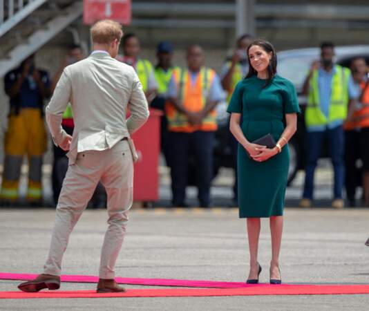 Le prince Harry et Meghan Markle à l'aéroport Nadi aux Iles Fiji, le 25 octobre 2018
