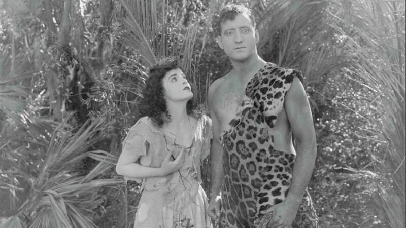 En 1920 Gene Pollar  joue l'homme singe dans La revanche de Tarzan, signé Harry Revier