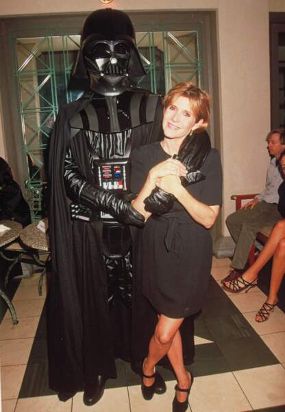Carrie Fisher et son "père" Dark Vador dans les années 80