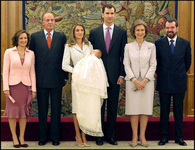 La famille royale d'Espagne, réunie autour de la princesse Leonor le 14 janvier 2006 à Madrid