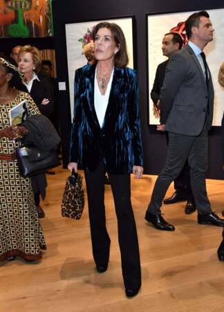 Caroline de Monaco, très chic avec une veste bleue en velours et son sac léopard ultra tendance