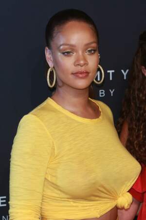 Top noué sur la taille, jupe à traîne, Rihanna carrément sublime pour le lancement de Fenty Beauty