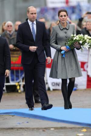 Kate Middleton très sobre tout en gris et noir, les cheveux attachés avec un ruban en velours