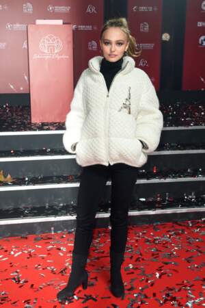 Dans une élégante doudoune signée Chanel, Lily-Rose Depp a inauguré les illuminations de Noël sur les Champs-Elysée