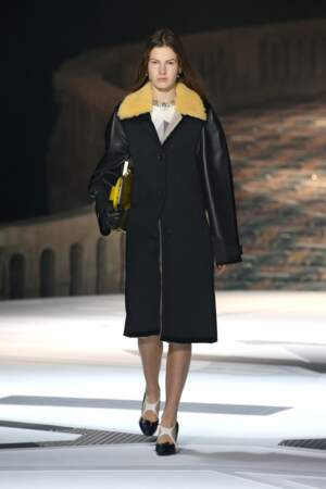 Louis Vuitton transforme le ciré en manteau bi-matière.