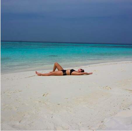 Anouchka Delon profite de ses vacances "sable blanc" 