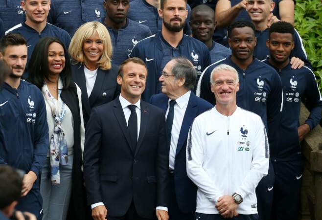 Brigitte Macron et Emmanuel Macron posent avec l'équipe de France de Football au centre de Clairefontaine.