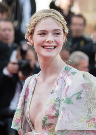 Elle Fanning et son chignon tresse romantique, le 15 mai 2019 à Cannes