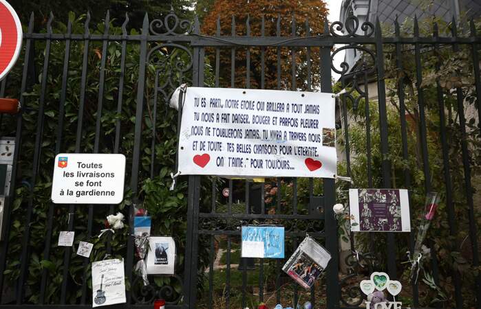 Les messages des fans de Johnny Hallyday, à l'entrée de la résidence de Marnes-la-Coquette, le 7 octobre 2017
