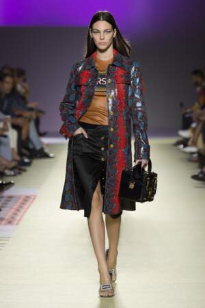 Détail choc, la veste imprimé python Versace est en vinyle, sur une tenue à l'élégance italienne.