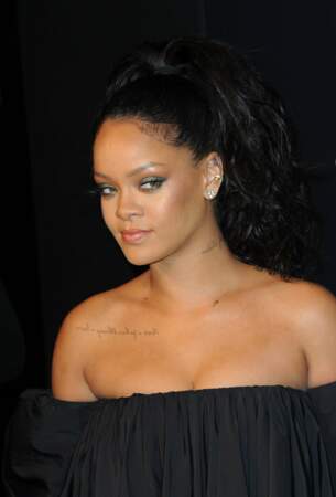 Rihanna très en beauté et décolletée à Paris