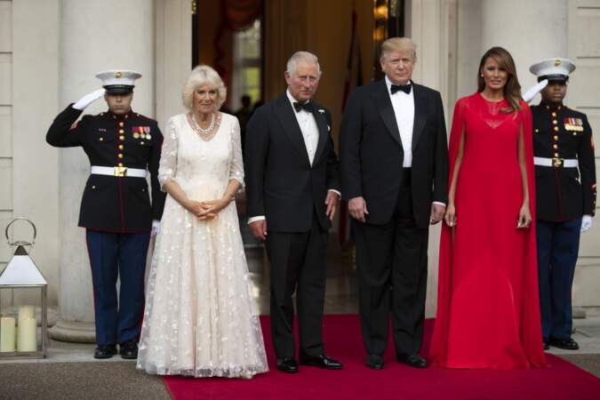 Melania Trump dans une robe-longue cape, une tenue très aimée des " royals "