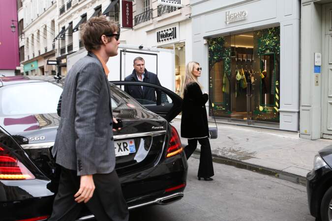Kate Moss et Nikolai Von Bismarck sont entrés dans les boutiques de bijoux Messika, Dary's et même Chaumet.