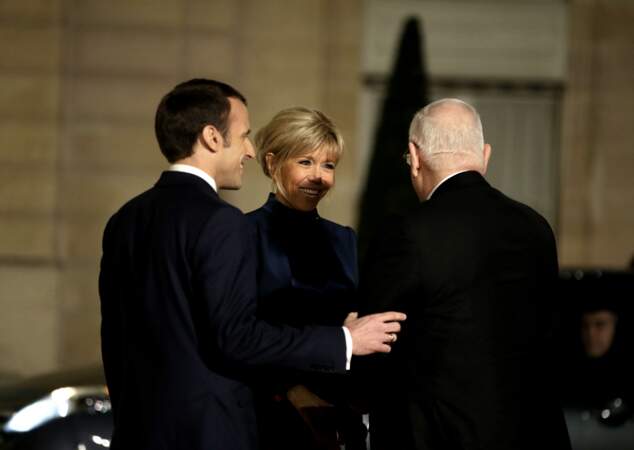 Brigitte Macron, très élégante en robe bleu nuit à l'Elysée le 23 janvier 2019 pour recevoir président israélien