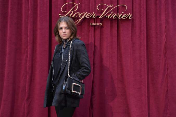 Le look de Morgane Polanski, la fille d'Emmanuelle Seigner et Roman Polanski, était décontracté pour Roger Vivier
