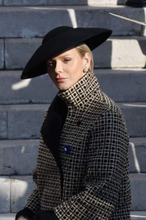 Charlène de Monaco très élégante en manteau Akris et chapeau stylé