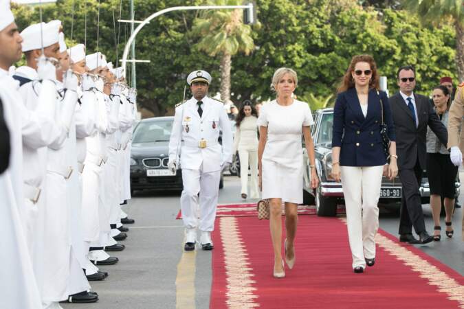 Brigitte Macron dans une robe blanche