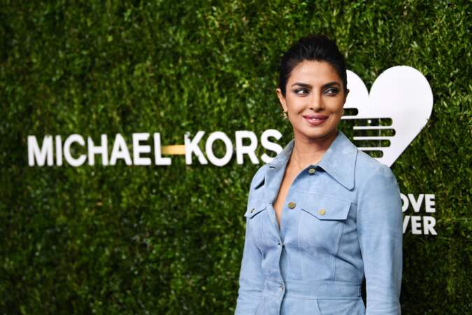 Priyanka Chopra rayonne au diner God's Love We Deliver, Golden Heart Awards en look Michael Kors.