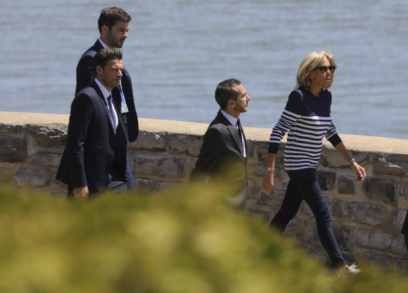 Brigitte Macron surprend avec une paire de baskets au G7