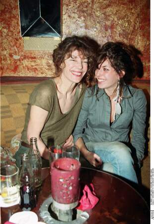 Janet Birkin et Lou Doillon lors d'une soirée chez Régine à Paris, en 2002