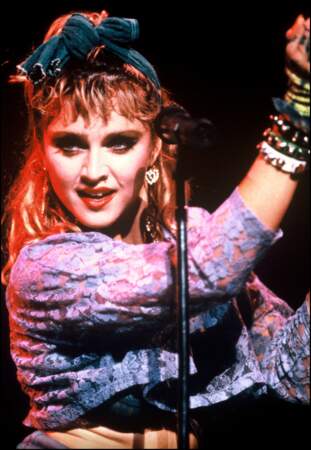 Madonna avec ses cheveux blonds décolorés et son foulard dans les cheveux, sur scène en 1985 à Wembley