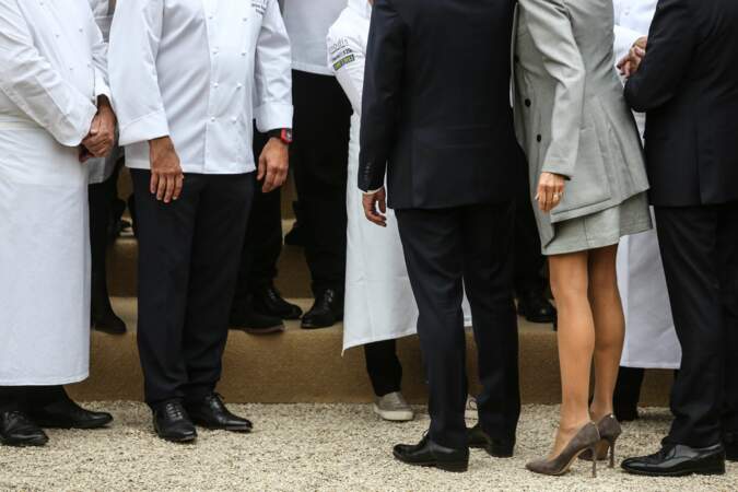 Brigitte Macron porte une robe zippée grise signée Louis Vuitton