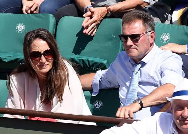 Pierre Sled et sa mystérieuse chérie ont pu profiter d'un temps agréable sur les courts de Roland Garros