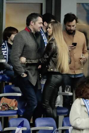 Arnaud Ducret et sa compagne Claire Francisci, très tactiles lors du match France-Islande au Stade de France.