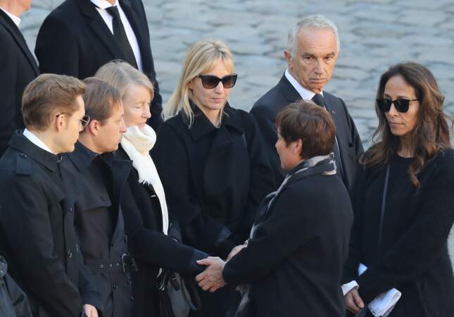 Ulla Aznavour entourée de ses enfants, Katia, Mischa et Nicolas lors de l'hommage national à Charles Aznavour