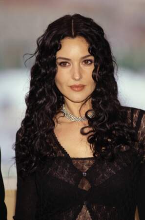Dans les années 2000, Monica Bellucci laisse une chance aux boucles contre son cheveu lisse.