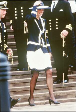 La princesse Diana en ensemble bleu marine, à bandes blanches à Liverpool, en 1993
