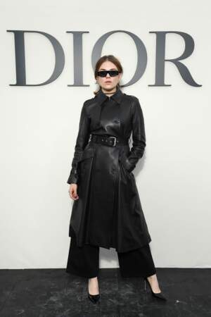 La fille d'Emmanuelle Saigner et Roman Polanski, Morgane Polanski, très "matrix" au photocall Dior.