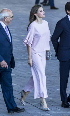 Pour l'occasion la reine a adopté un look rose, chic mais estival sous le soleil madrilène