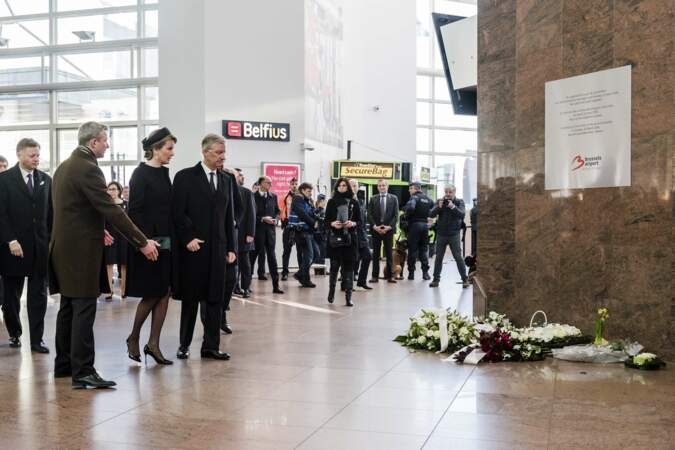 Le roi et la reine de Belgique observent une minute de silence à l'aéroport de Zaventem