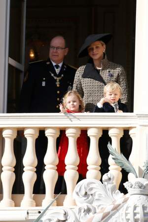 Albert II de Monaco entouré de sa femme et de leurs jumeaux le 19 novembre pour la fête nationale de Monaco