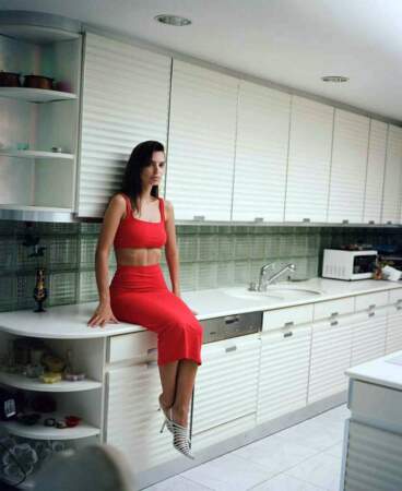 Emily Ratajkowski pose avec un ensemble rouge moulant pour sa marque Inamorata
