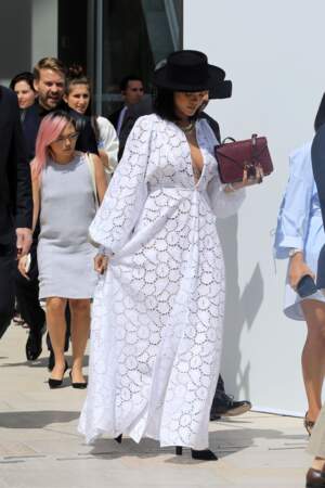 Rihanna, magnique en robe longue blanche et ajourée signée Dior 
