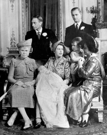 La famille royale d'Angleterre pose à Buckingham lors du baptême de la princesse Anne, le 21 octobre 1950